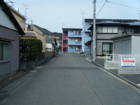 正面の青い建物です。