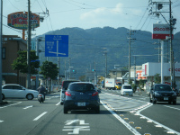 そのまま右側車線を走る